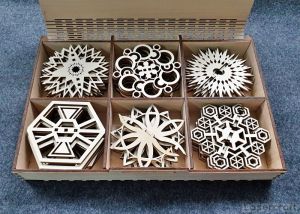 Cutie din lemn cu 24 ornamente 3D pentru pomul de Craciun, 72 piese de asamblat